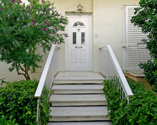 Αθήνα Ελλάδα, σύγχρονες σκάλες εισόδου σπιτιού και λευκή πόρτα - Φωτογραφία, εικόνα