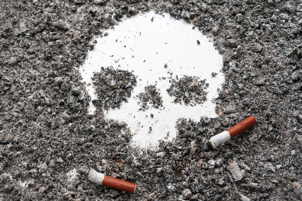 Due mozziconi di sigaretta estinti sulla cenere del tabacco. Jolly Roger fuma c
 - Foto, immagini