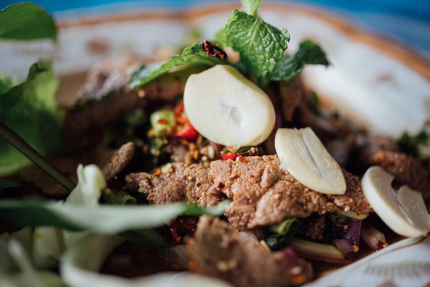 Mausteinen sianlihan maksasalaatti (Tub Wan) on thai-esanin ruoka
 - Valokuva, kuva