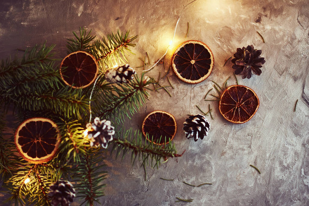 Decoraciones navideñas con luces de guirnalda, piñas y abeto
 - Foto, imagen