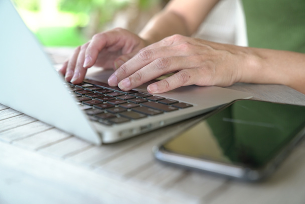 Kobiece ręce zajęte pisaniem na klawiaturze. Koncepcja elastycznej pracy. - Zdjęcie, obraz