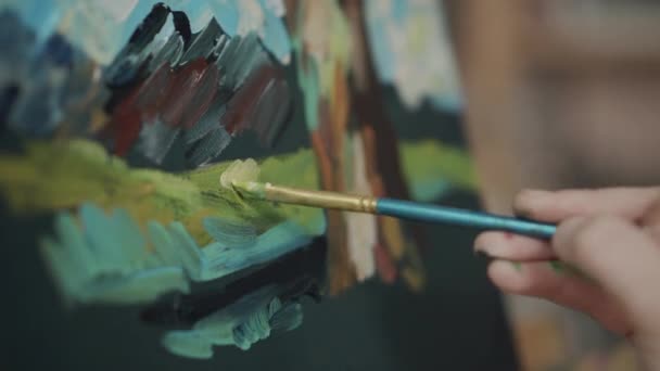 Veduta dettagliata del pennello dell'artista, toccando tela, disegnando un quadro
 - Filmati, video