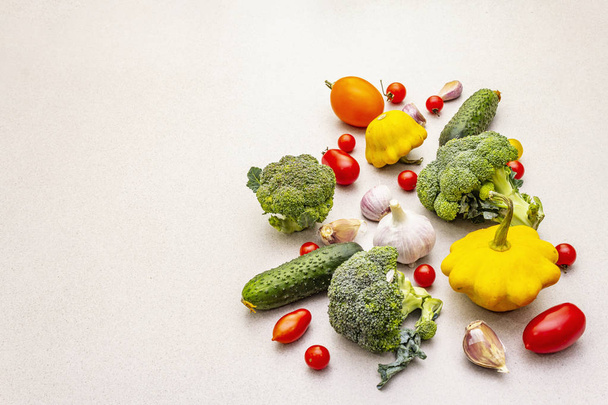 Kochen Lebensmittel Hintergrund mit frischem Gemüse. Herbsternte, Zubereitung gesunder Mahlzeiten - Foto, Bild