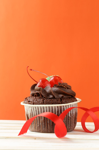 Slavnostní (narozeniny, Valentýn) košíčky zdobené čokoládová ganache a třešně - Fotografie, Obrázek