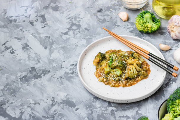 Aziatische schotel broccoli kool in een dikke knoflooksaus. - Foto, afbeelding