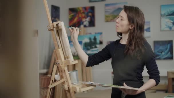 Pintora mujer trabajando en estudio
 - Metraje, vídeo