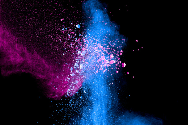 Eksplozja różowy niebieski kolorowy proszek izolowany na czarnym tle.Niebieski różowy pył splash. - Zdjęcie, obraz