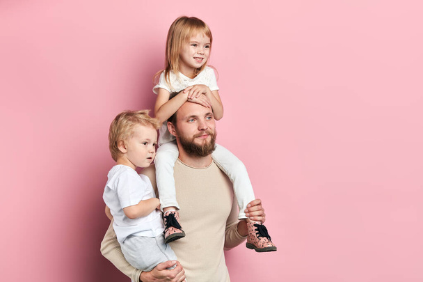 handsoome bearded dad and his children waching cartoons - Fotoğraf, Görsel