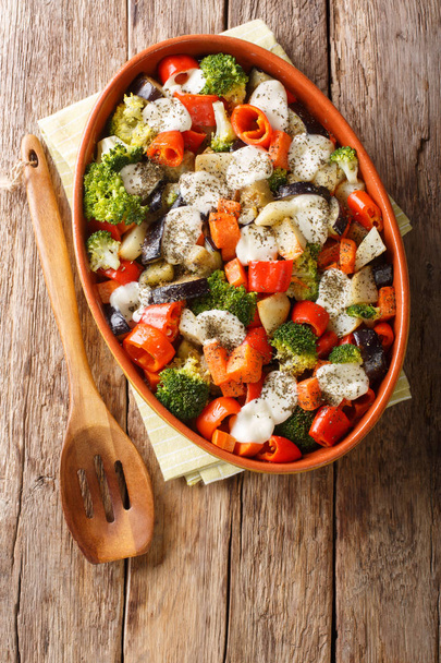 Здоровые выпеченные овощи с сыром моцарелла крупным планом в ба
 - Фото, изображение