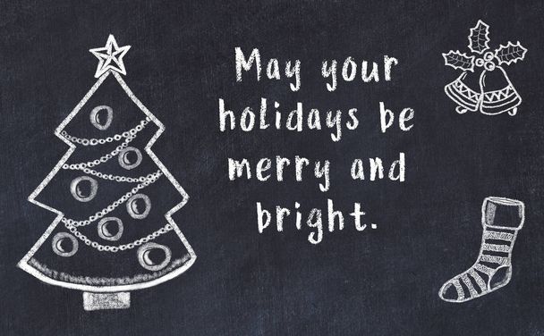 Σχέδιο χριστουγεννιάτικου δέντρου και χειρόγραφοι χαιρετισμοί σε μαύρο μαυροπίνακα  - Φωτογραφία, εικόνα