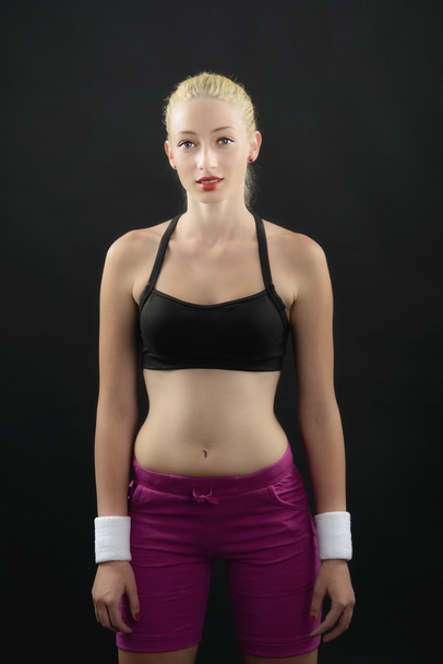 siyah üzerine izole bir seksi fitness kadın portresi - Fotoğraf, Görsel