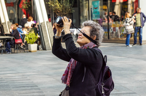 Milano Italië, 13 .Maart 2019: fotografer maakt een foto van toeristen in een nieuwe financiële wijk - Foto, afbeelding