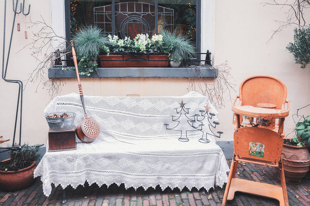 Dekorovaná lavička před oknem k Vánocům  - Fotografie, Obrázek