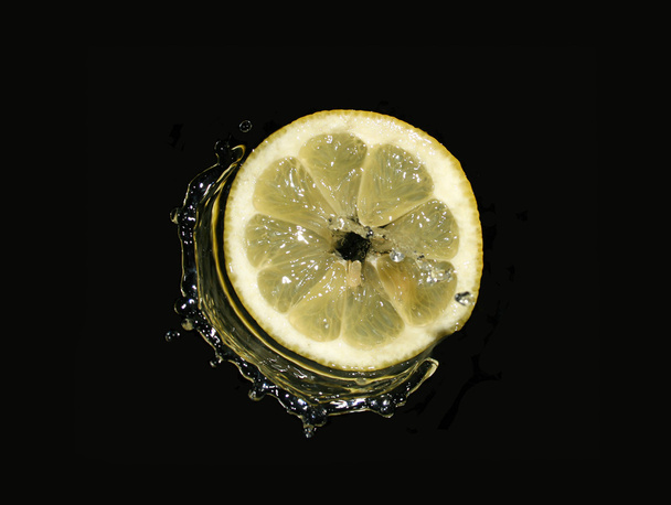 Lemon slice in water splashes - Zdjęcie, obraz