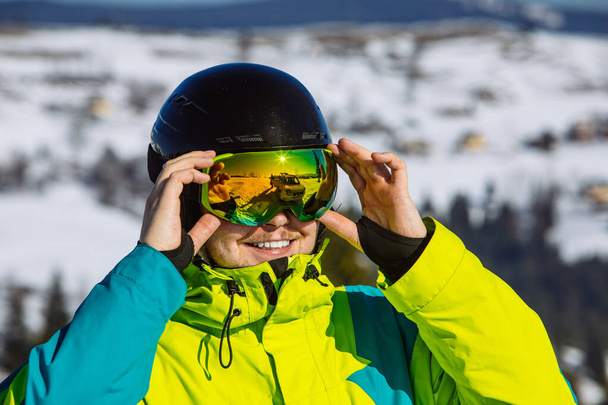 Ένας άντρας με κράνος και μάσκα του σκι. αντανάκλαση. χειμερινή δραστηριότητα - Φωτογραφία, εικόνα