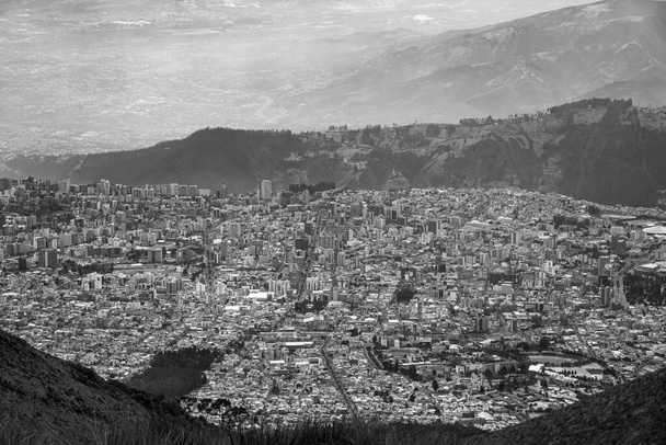 Quito desde el volcán Pichincha
 - Foto, imagen