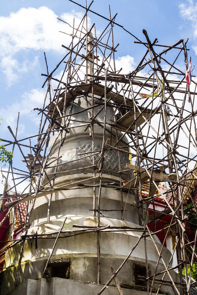Bambu rakennustelineet jälleenrakentamiseen Pagoda temppelissä Th
 - Valokuva, kuva