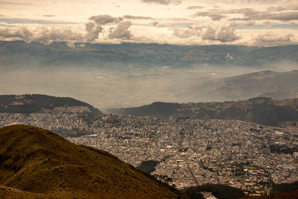 Quito desde el volcán Pichincha
 - Foto, imagen
