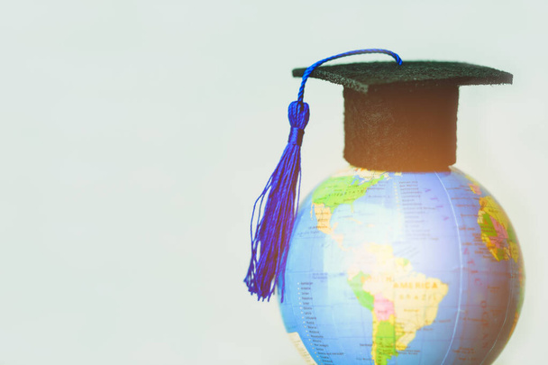 Holzblock 2020 und Graduiertenkappe. Konzept des globalen Wirtschaftsstudiums, Grundlage für den Bildungserfolg. Hochschulrankings weltweit.  - Foto, Bild
