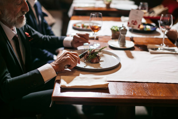 Business delegation in restaurant - Foto, Imagen