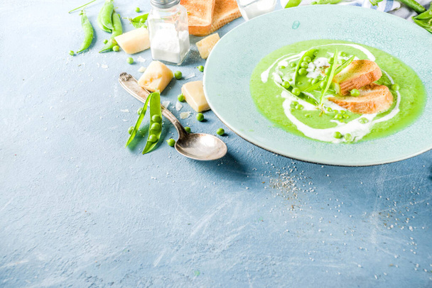 Homemade green pea  cream soup - Foto, immagini