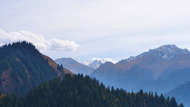 Природний краєвид Небесне озеро Небесних гір у Сінджі - Фото, зображення