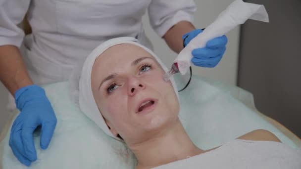 cosmetologo professionista esegue la procedura DermaPen in una clinica di cosmetologia
. - Filmati, video