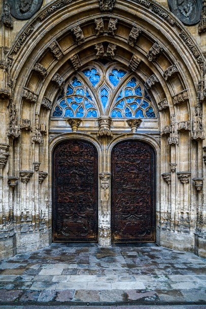 Oviedo İspanya 'daki San Salvador Katedrali' nin Romanesk, Gotik ve Rönesans gibi çeşitli mimari tarzları vardır.. - Fotoğraf, Görsel
