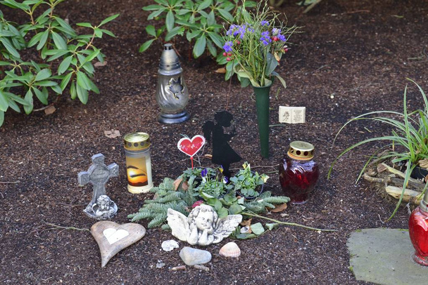 Pedras preciosas, lâmpadas de túmulo e decoração de anjo
 - Foto, Imagem
