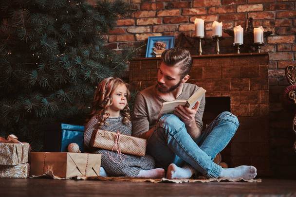 Концепция рождественского сезона - отец и дочь
 - Фото, изображение