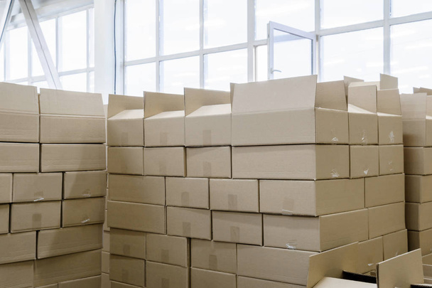 cajas de cartón en el taller de embalaje
 - Foto, Imagen