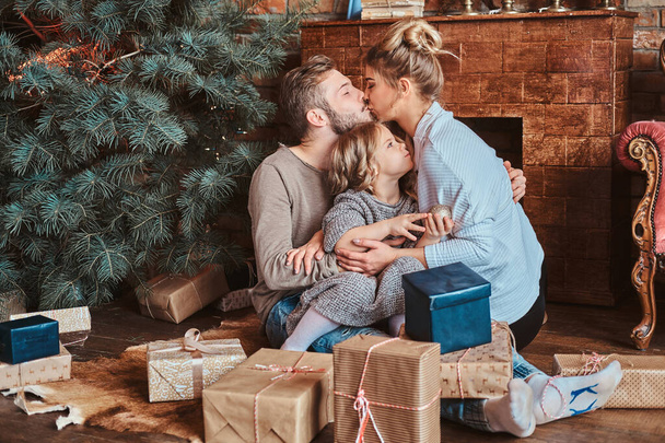 Boldog család ünnepli karácsony otthon - Fotó, kép