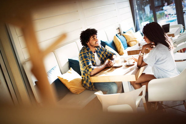 Два человека в кафе наслаждаются проведением времени друг с другом, счастливые стильные друзья пьют кофе вместе
 - Фото, изображение