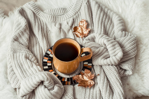 Csendélet Egy csésze tea őszi levelekkel és pulóverrel. - Fotó, kép