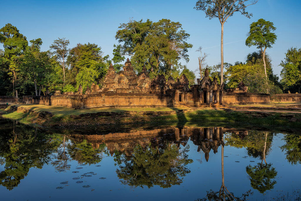 Banteay Srei est un temple hindou dédié à Shiva au Cambodge à Angkor.
 - Photo, image