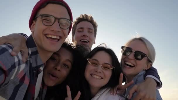 Ομάδα πολυεθνικών νέων που διασκεδάζουν βγάζοντας selfie. - Πλάνα, βίντεο