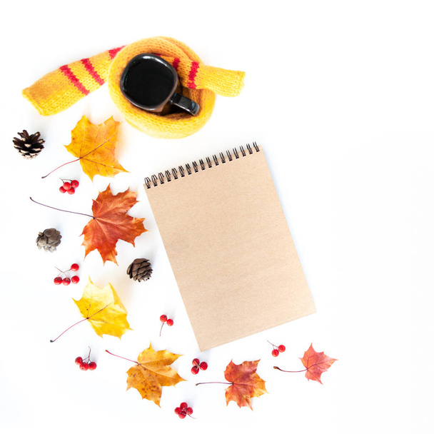 Podzimní kompozice s prázdným zápisníkem a podzimními listy o - Fotografie, Obrázek