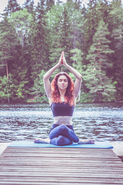 jong yogi meisje het beoefenen van yoga, zitten in variatie van Gomuk - Foto, afbeelding
