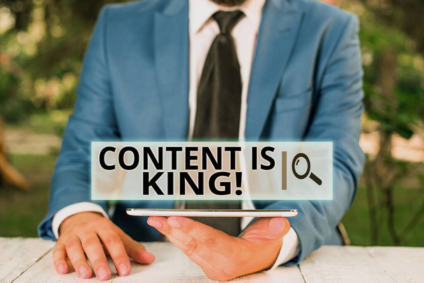 Tekst pisma ręcznego Content Is King. Koncepcja oznacza marketing koncentruje rosnącą widoczność nieopłacane wyniki wyszukiwania Biznesmen z telefonem komórkowym w ręku. - Zdjęcie, obraz