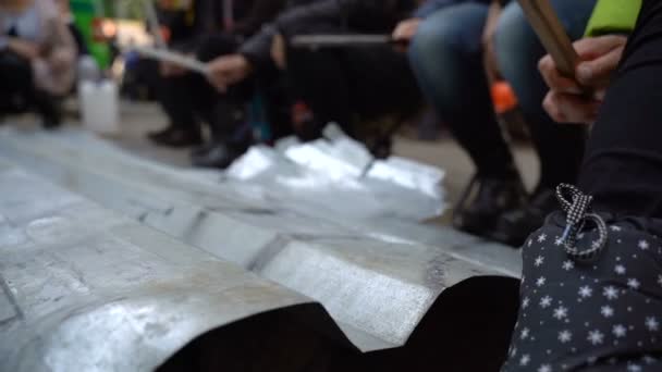 Διαδηλωτές χτυπούν με σιδερένια μπαστούνια - Πλάνα, βίντεο