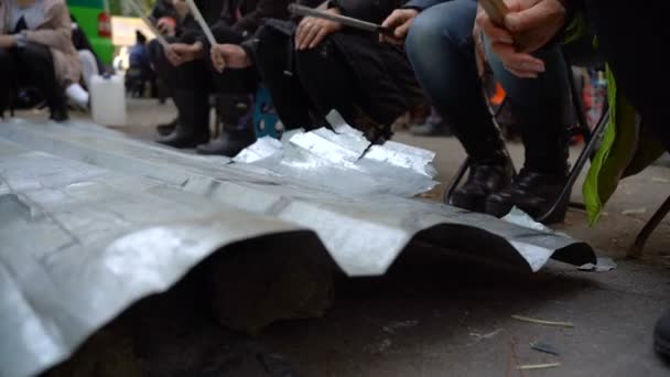 Manifestantes batem com clubes de ferro
 - Filmagem, Vídeo