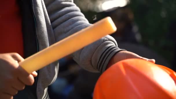 Demonstranten raken de helm met stokjes - Video