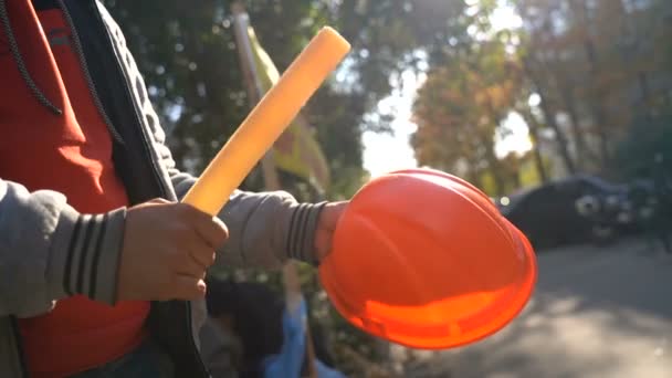 Demonstranten raken de helm met stokjes - Video