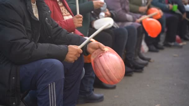 Demonstranten schlagen mit Schlagstöcken auf Helm ein - Filmmaterial, Video