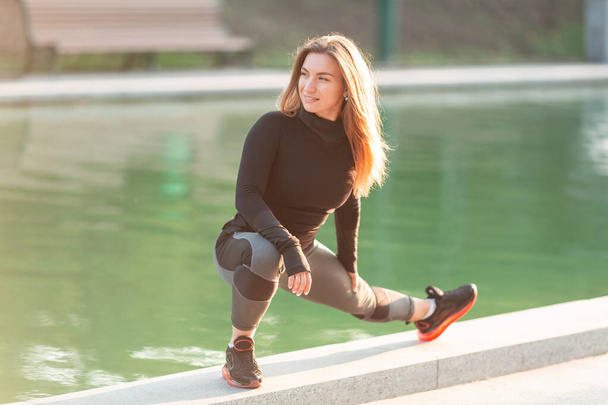 Fitness woman stretching outdoor in urban environment - Foto, Imagen