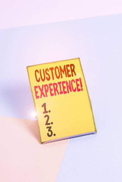 Текст для написания слов Customer Experience Бизнес-концепция продукта взаимодействия организации и покупателя Буферная бумага, расположенная поверх буферной проволоки на мягком пастельном многоцветном фоне
. - Фото, изображение