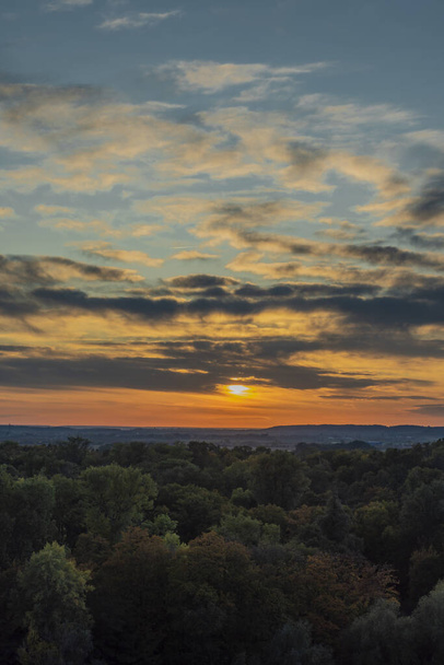 Wieczór o zachodzie słońca z zamku Melnik w jesienny dzień koloru - Zdjęcie, obraz
