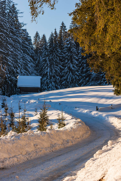 Пустая дорога зимой Rohrmoos-Untertal, Schladming, Schladming-D
 - Фото, изображение