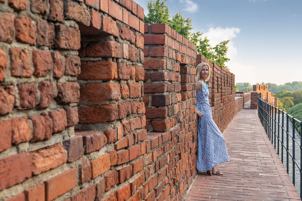 Woman at the old wall - Foto, Bild