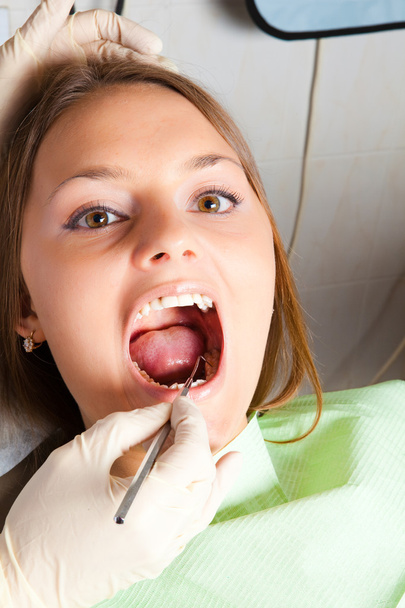Mujer joven paciente en el dentista
 - Foto, imagen